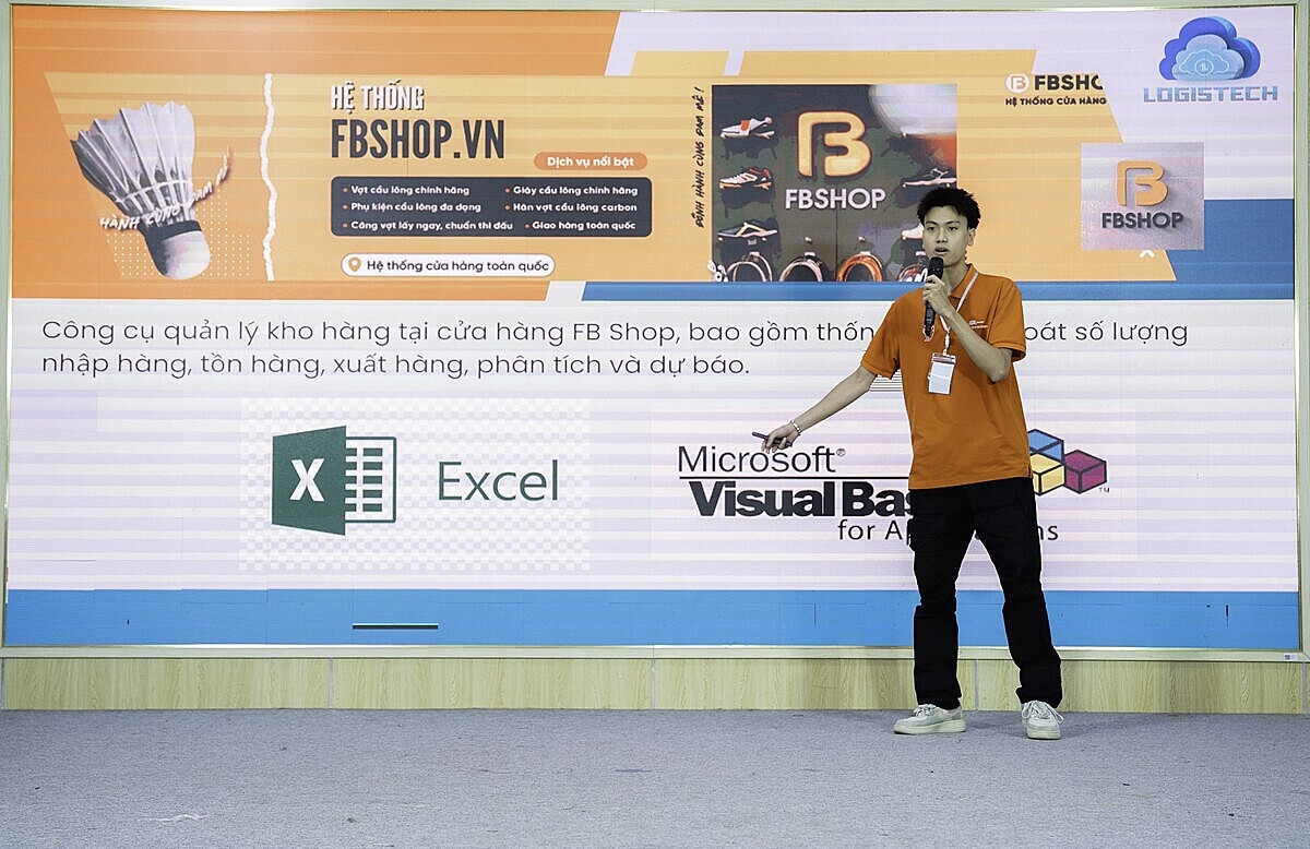 Thí sinh thuyết trình giải pháp cho vấn đề kiểm soát số lượng nhập hàng, xuất hàng cho doanh nghiệp bằng ứng dụng công cụ, phần mềm.