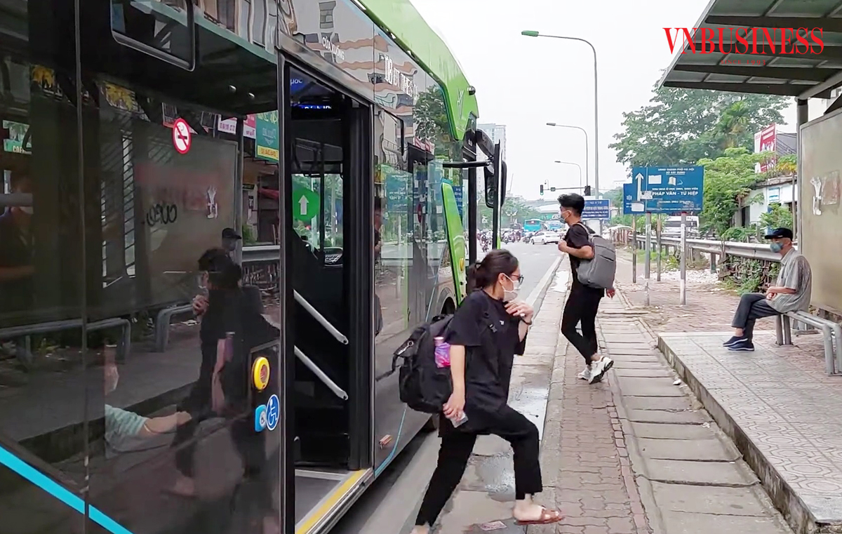 90% khách hàng hài lòng với chất lượng dịch vụ và các lợi ích xe buýt điện mang lại.