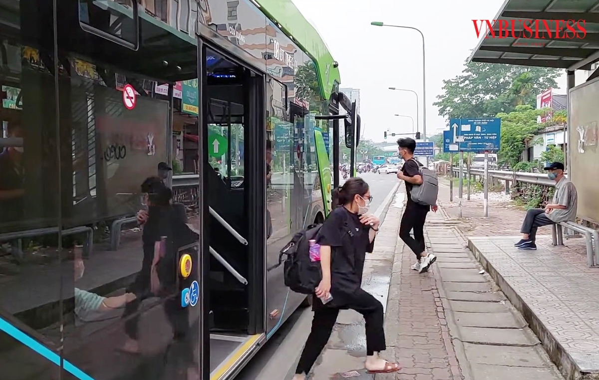 90% khách hàng hài lòng với chất lượng dịch vụ và các lợi ích xe buýt điện mang lại.