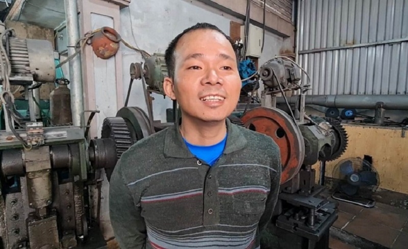 Anh Lê Ngọc Lâm, chủ cơ sở sản xuất dao tại làng rèn Đa Sỹ, phường Kiến Hưng &lpar;quận Hà Đông&rpar;.