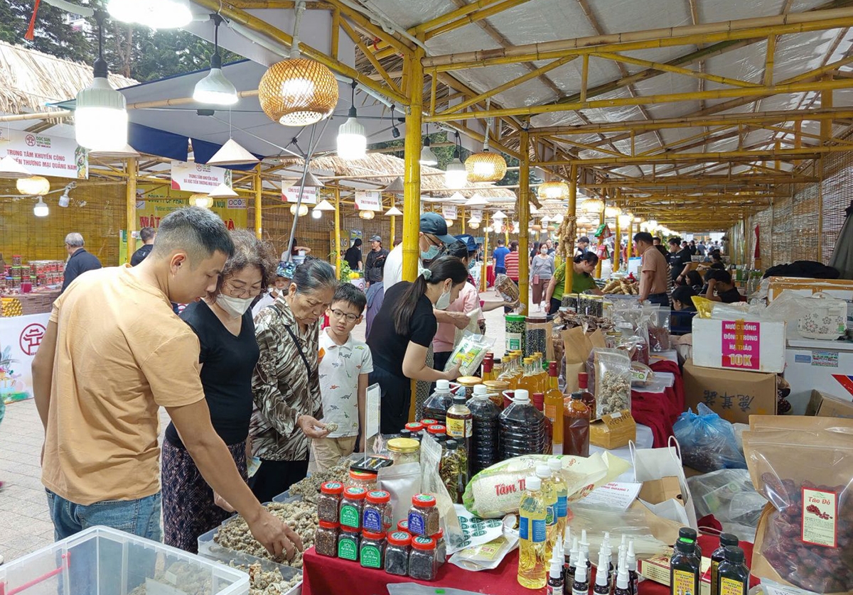 Các hội chợ, triển lãm liên tục được tổ chức, mở ra không gian kết nối thị trường cho nông sản, sản phẩm làng nghề Thủ đô.