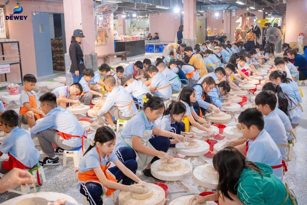 Một buổi học làm gốm của học sinh The Dewey Schools.