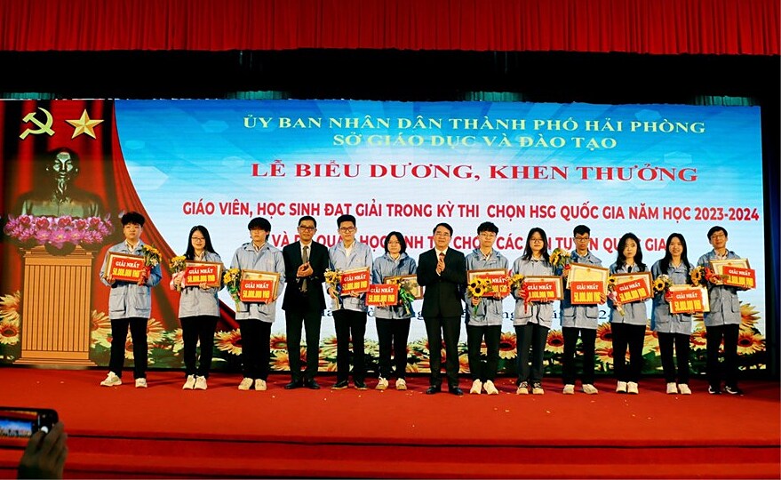 TP Hải Phòng, Sở GD&ĐT luôn khen thưởng kịp thời những học sinh có thành tích cao trong các kỳ thi.