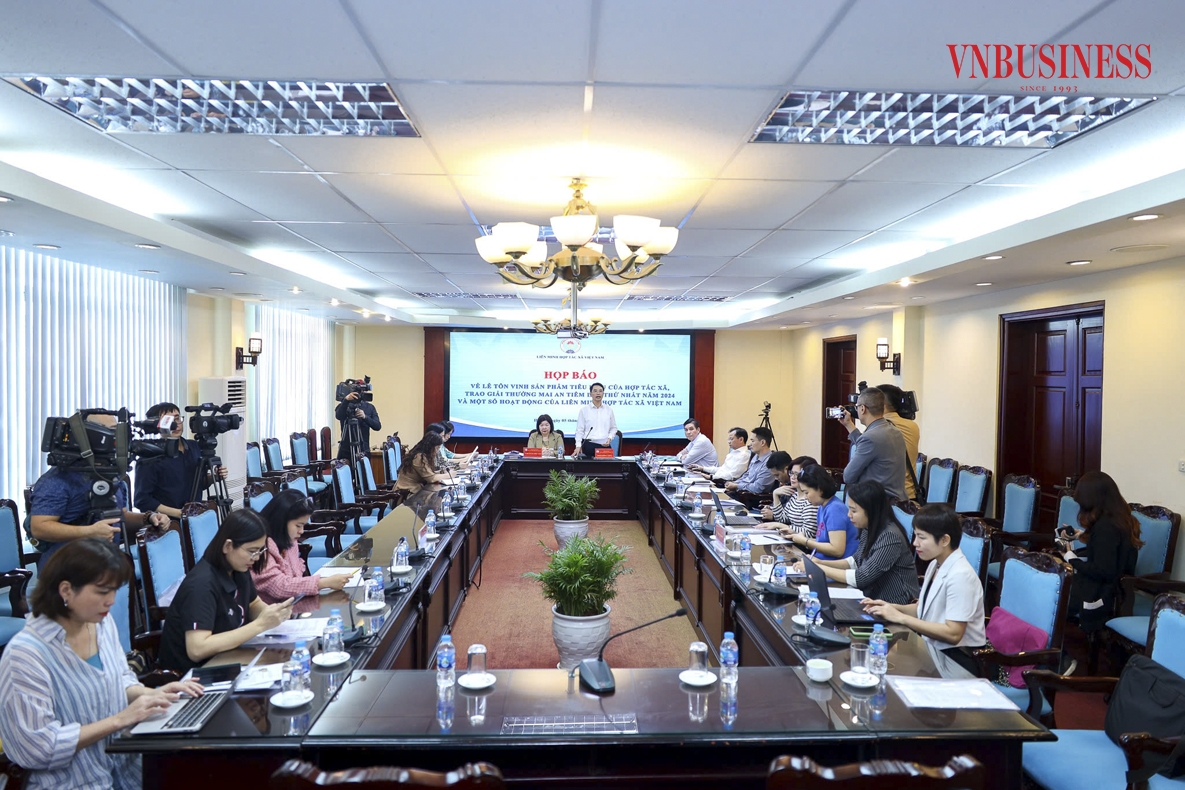 Toàn cảnh buổi họp báo.