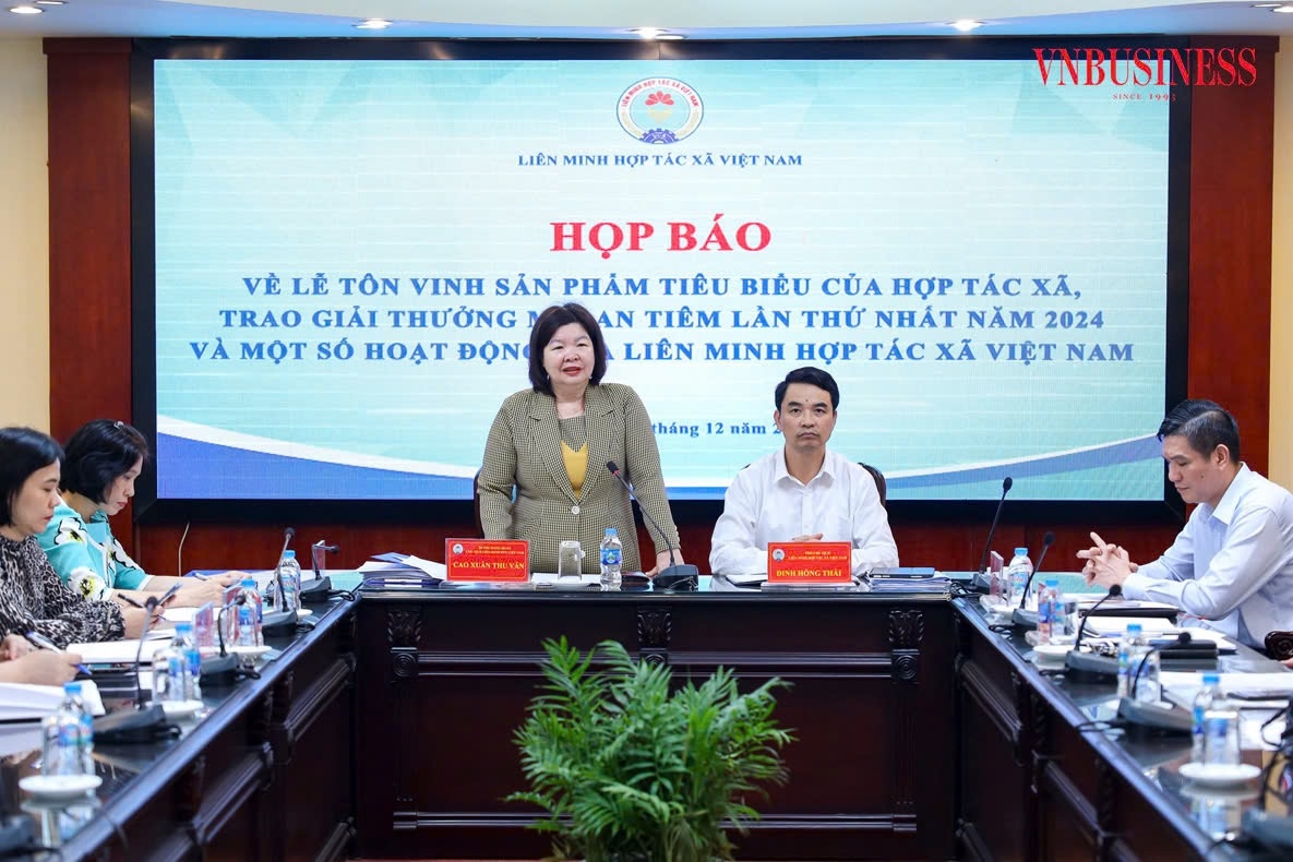 Bà Cao Xuân Thu Vân, Chủ tịch Liên minh HTX Việt Nam trao đổi với báo chí tại cuộc họp báo.