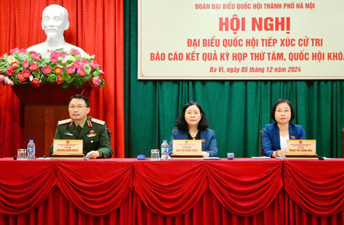 Bí thư Thành ủy Hà Nội Bùi Thị Minh Hoài tiếp xúc cử tri huyện Ba Vì.