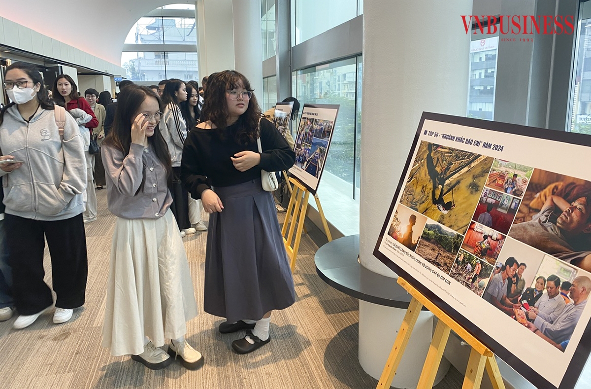 Sự kiện này không chỉ thu hút các cơ quan báo chí tham gia, mà còn thu hút đông đảo các bạn trẻ đến tham quan và học hỏi kinh nghiệm trong lĩnh vực ảnh báo chí.