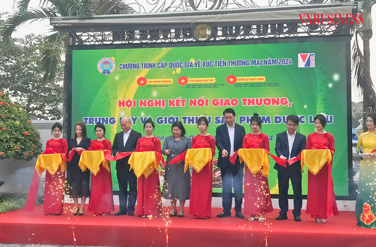 Lễ cắt băng khai trương khu trưng bày và giới thiệu sản phẩm dược liệu.