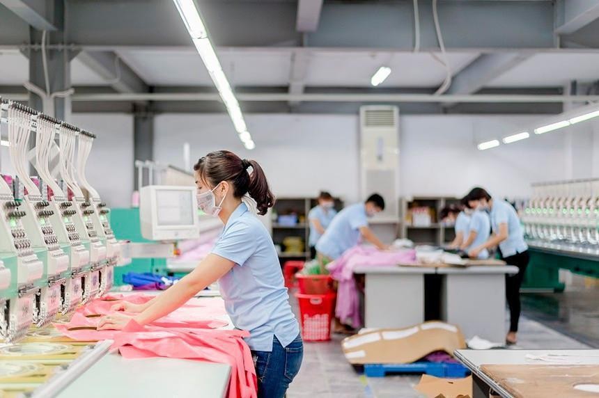 Các công nhân tại Công ty Cổ phần May Sông Hồng Xuân Trường &lpar;Nam Định&rpar; sẽ được thưởng Tết 2 tháng lương bình quân và tiền thưởng ABC.