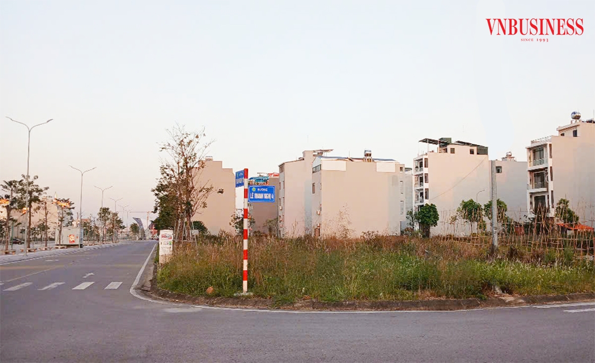 Đất nền nhiều tiềm năng song cũng ẩn chứa nhiều rủi ro chôn vốn đòi hỏi nhà đầu tư cẩn trọng.