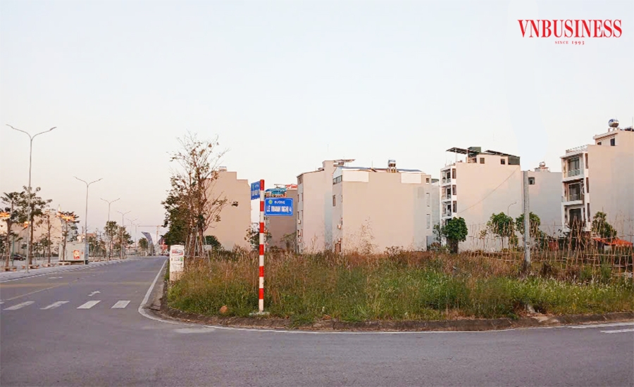 Đất nền nhiều tiềm năng song cũng ẩn chứa nhiều rủi ro chôn vốn đòi hỏi nhà đầu tư cẩn trọng.