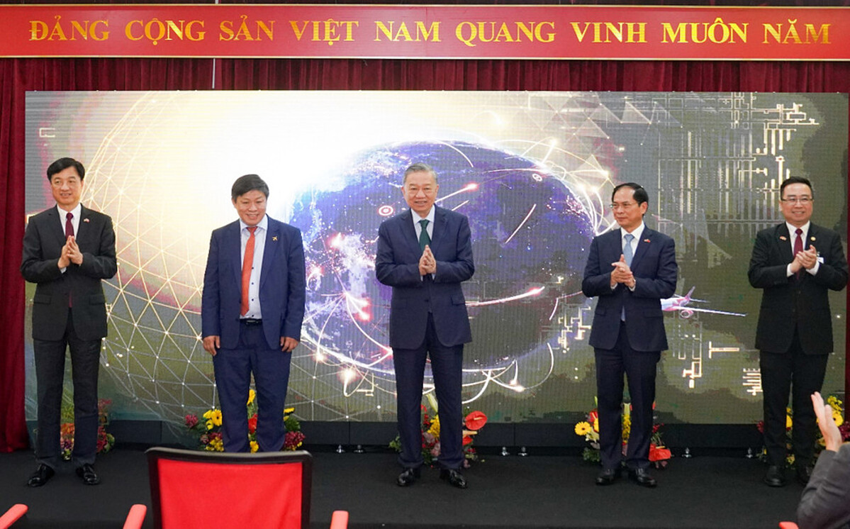 Tổng Bí thư Tô Lâm &lpar;giữa&rpar; cùng các đại biểu cấp cao Việt Nam, Malaysia và lãnh đạo Vietjet thực hiện nghi thức khai trương đường bay mới Hà Nội - Kuala Lumpur.