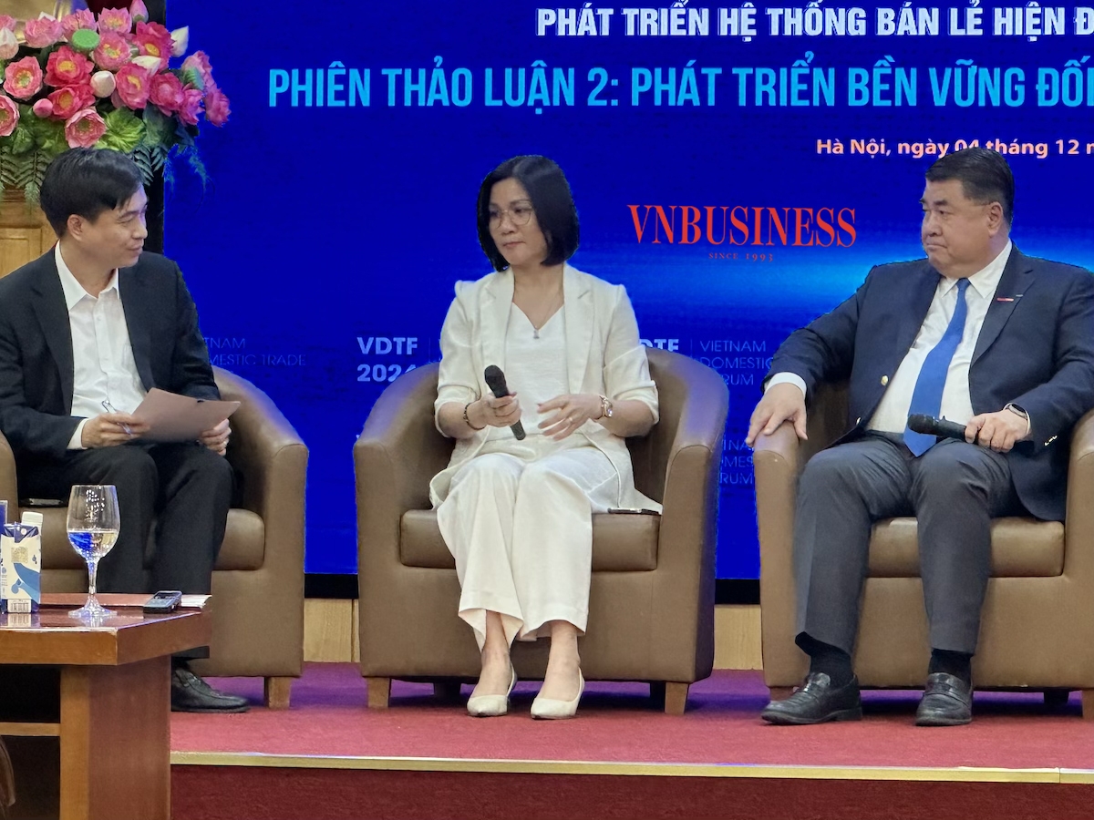 Bà Đoàn Thị Hương Thanh, Giám đốc Pháp chế của Wincommerce &lpar;áo trắng&rpar; tại Diễn đàn Chính sách và pháp luật phát triển thị trường thương mại trong nước do Bộ Công Thương tổ chức.