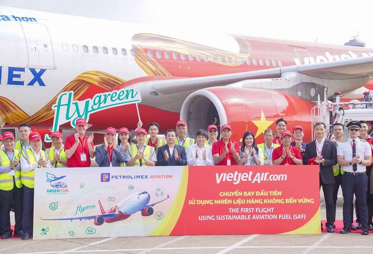 Chuyến bay đầu tiên được tra nạp nhiên liệu SAF tại Việt Nam do Vietjet khai thác cất cánh sáng nay &lpar;17/10&rpar; từ sân bay Tân Sơn Nhất, TP.HCM đến Melbourne &lpar;Australia&rpar;.