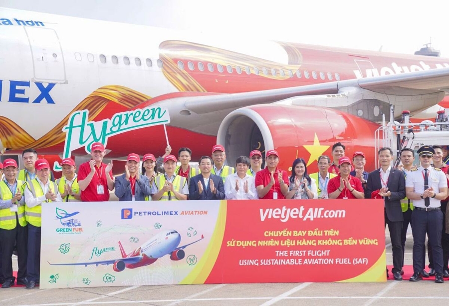 Chuyến bay đầu tiên được tra nạp nhiên liệu SAF tại Việt Nam do Vietjet khai thác cất cánh sáng nay &lpar;17/10&rpar; từ sân bay Tân Sơn Nhất, TP.HCM đến Melbourne &lpar;Australia&rpar;.