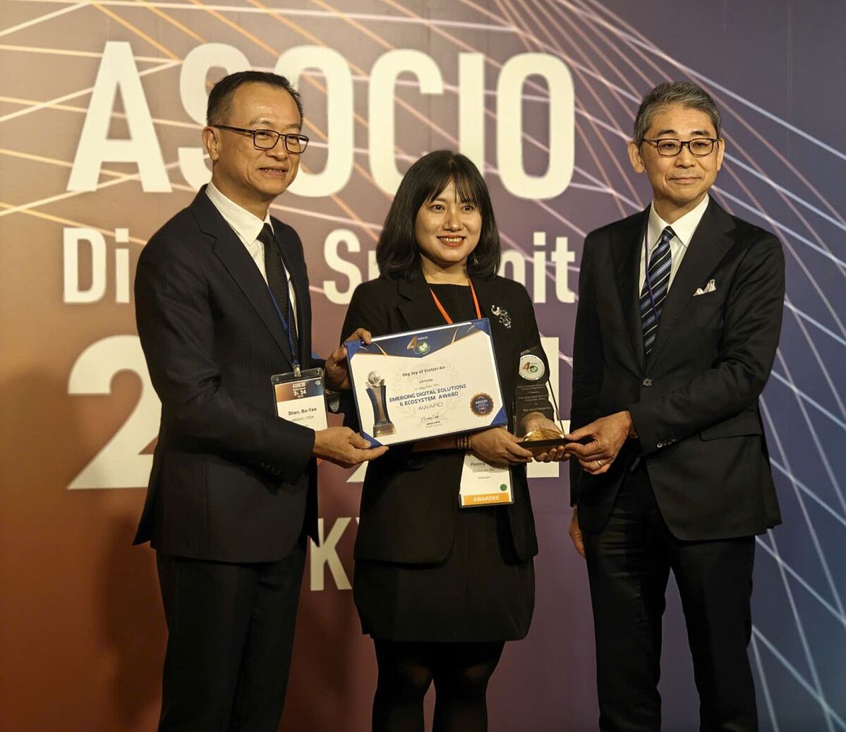 Đại diện Vietjet nhận giải thưởng ASOCIO Emerging Digital Solutions & Ecosystem Award.