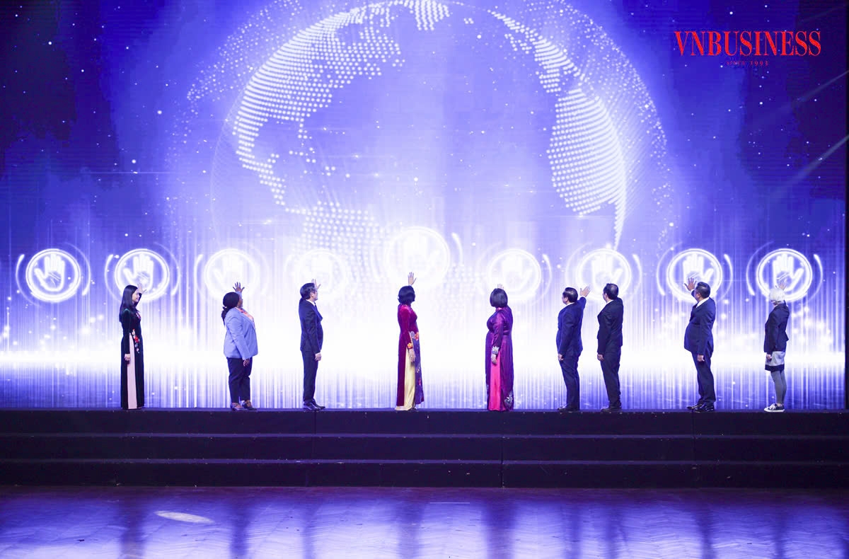 Phó Chủ tịch Quốc hội Nguyễn Thị Thanh và các đại biểu thực hiện nghi thức phát động Tháng hành động vì Hợp tác xã và Năm Quốc tế Hợp tác xã 2025.