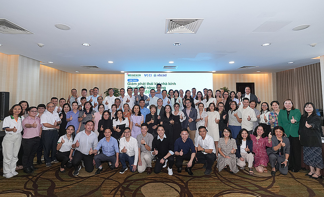 Các đại biểu chụp hình lưu niệm tại sự kiện HEINEKEN Việt Nam hợp tác cùng VBCSD-VCCI hỗ trợ đối tác trong cung ứng thúc đẩy giảm phát thải và chuyển đổi năng lượng.