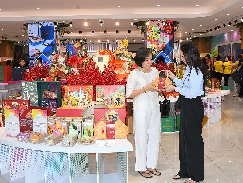 Tuần lễ Kết nối giao thương và giới thiệu sản phẩm ngành lương thực thực phẩm năm 2024 tại TP HCM với sự có mặt của hàng trăm sản phẩm từ gần 100 doanh nghiệp – hợp tác xã tiêu biểu tham gia.