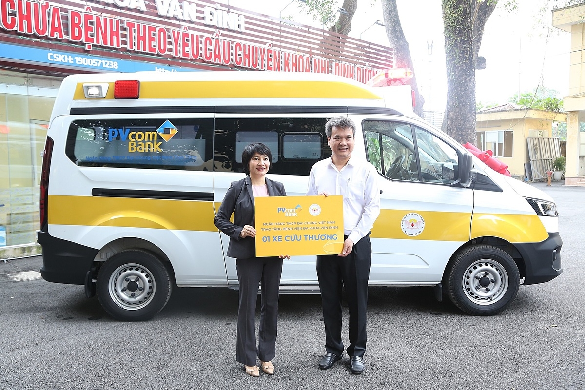 PVcomBank trao tặng xe cứu thương hỗ trợ công tác cấp cứu kịp thời.