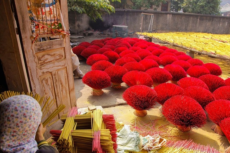Nghề làm hương truyền thống đã tạo việc làm cho hàng trăm lao động với thu nhập ổn định khoảng 100.000 - 200.000 đồng/ngày/người.