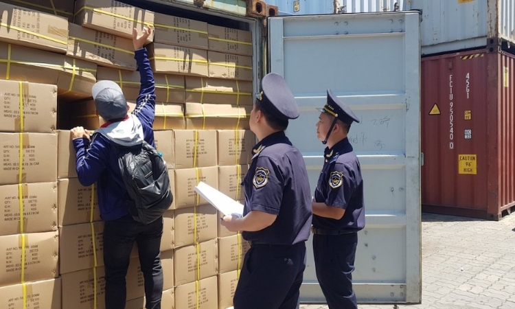 Cuối năm, buôn lậu đường biển tăng, đường bộ và hàng không giảm