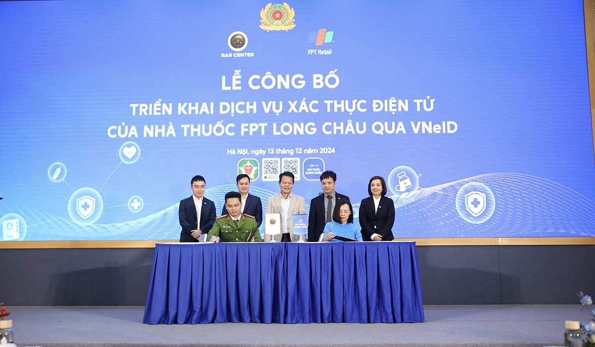 Chủ tịch HĐQT FPT Retail kiêm tổng giám đốc FPT Long Châu bà Nguyễn Bạch Điệp cùng Giám đốc Trung tâm RAR thiếu tá Trần Duy Hiển ký văn kiện hợp tác.