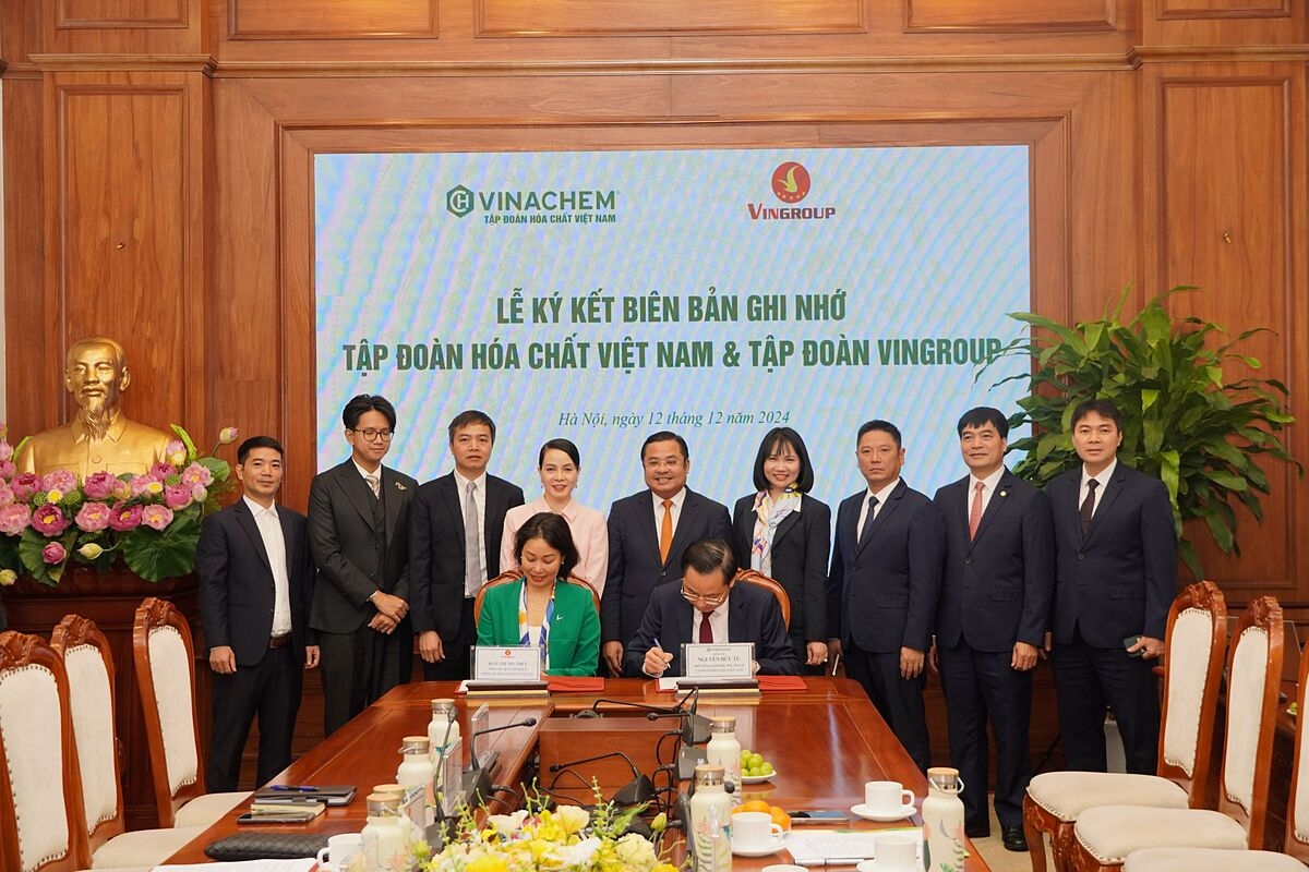 Tập đoàn Vingroup và Tập đoàn Hóa chất Việt Nam - Vinachem ký hợp tác toàn diện thúc đẩy mục tiêu chuyển đổi xanh, xây dựng hệ sinh thái toàn diện cho xe điện.
