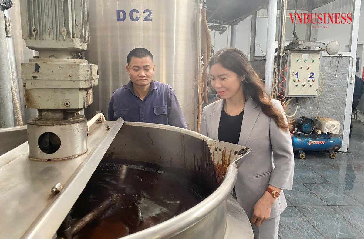 Chị Lý Thị Bích Huệ, Giám đốc HTX Phượng Huệ giới thiệu quy trình sản xuất các sản phẩm từ dược liệu.