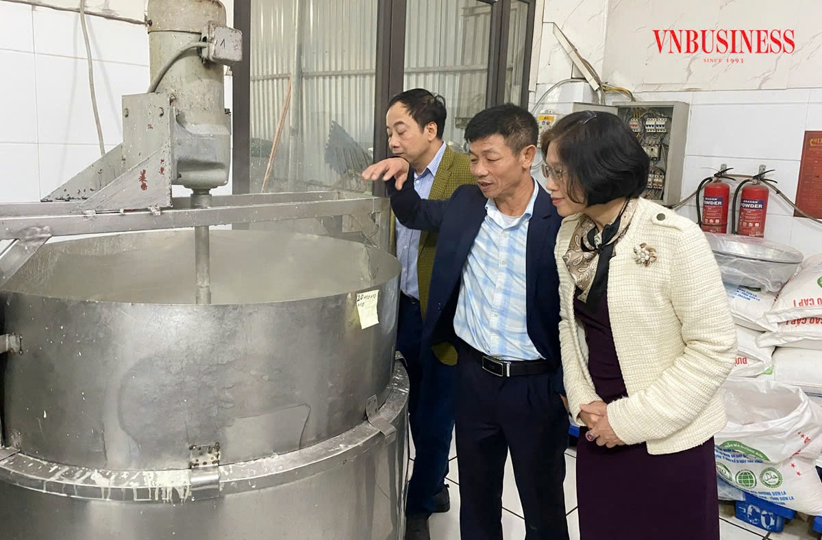 Phó Chủ tịch Liên minh HTX Việt Nam Nguyễn Thị Hoài Linh tham quan mô hình sản xuất sữa khép kín của HTX Khánh Phát.