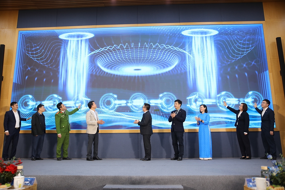 Các đại biểu thực hiện nghi thức bấm nút chính thức khai trương nhà thuốc Long Châu trên VNeID.