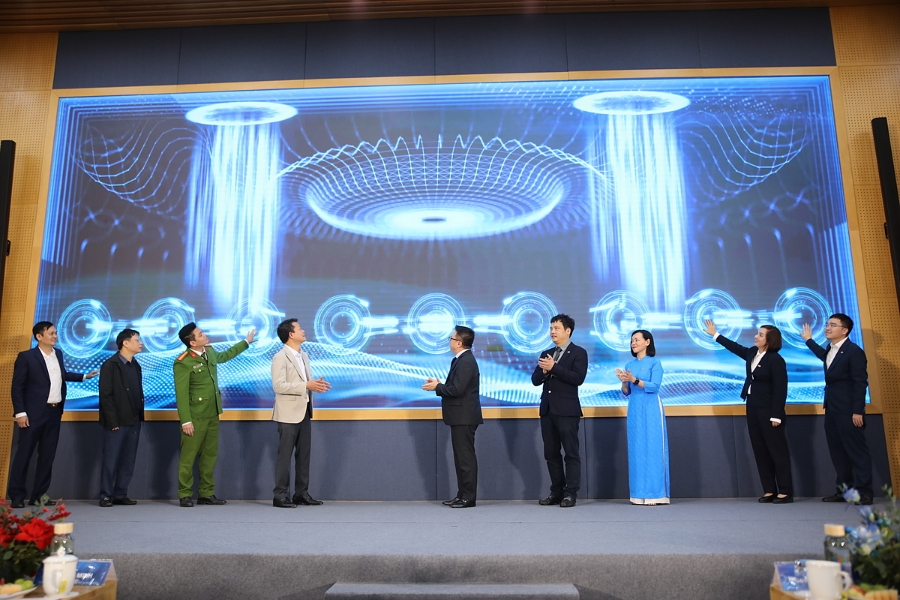 Các đại biểu thực hiện nghi thức bấm nút chính thức khai trương nhà thuốc Long Châu trên VNeID.