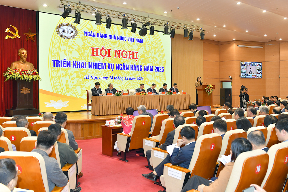 Thống đốc NHNN Nguyễn Thị Hồng nhấn mạnh kết thúc năm 2024, ngành ngân hàng đã đạt được nhiều thành tựu quan trọng: Lạm phát bình quân 11 tháng được kiểm soát ở mức 3,69%; Mặt bằng lãi suất cho vay giảm so với cuối năm 2023; Tỷ giá cơ bản ổn định...