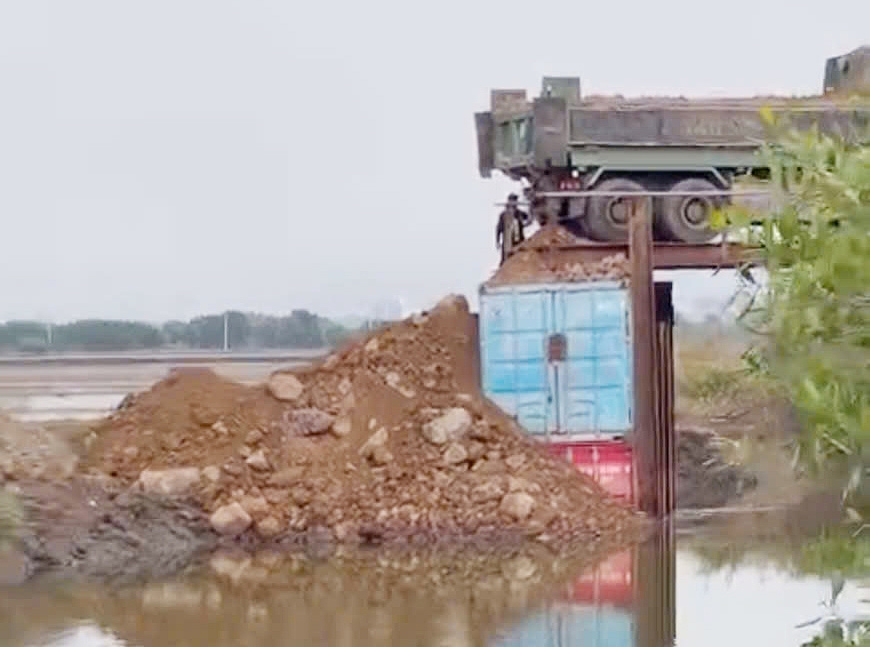 Việc san lấp, thi công dự án Khu nhà ở sinh thái An Điền của công ty Eco Pearl bị tố gây ảnh hưởng môi trường, kế sinh nhai của người dân trong vùng - Ảnh người dân cung cấp