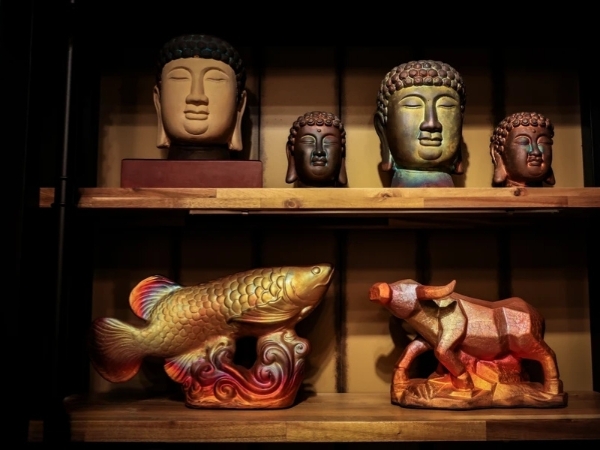 Sự vi diệu của dòng men Raku là có sự thiên biến vạn hoá ở mỗi tác phẩm.