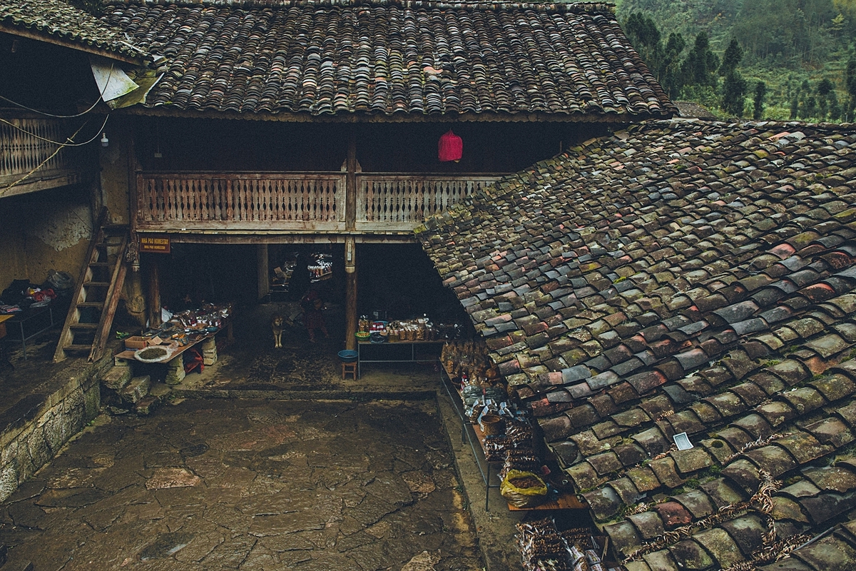 Mái nhà được lợp bằng ngói âm dương, tường được trình bằng đất, nền nhà được lát bằng những khối đá to do bàn tay người thợ đục đẽo mà thành.