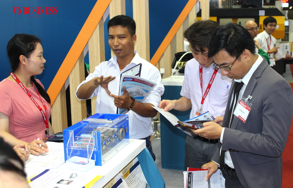 Các DN còn nhiều băn khoăn về khâu thủ tục thuế và hải quan khá mất thời gian và tốn công sức.