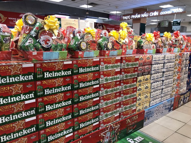 Còn khoảng 1,5 tháng nữa mới đến Tết Nguyên đán nhưng mặt hàng bia Tết đã giảm giá lên đến vài chục nghìn đồng/thùng cũng không thu hút được khách mua.