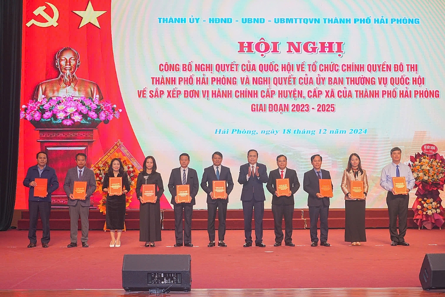Chủ tịch Quốc hội Trần Thanh Mẫn trao Nghị quyết của Quốc hội về sắp xếp đơn vị hành chính cấp huyện, cấp xã của thành phố Hải Phòng giai đoạn 2023-2025 cho lãnh đạo các quận, huyện, thành phố.