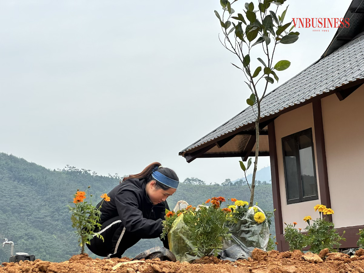 Em Sành trồng hoa trước nhà.