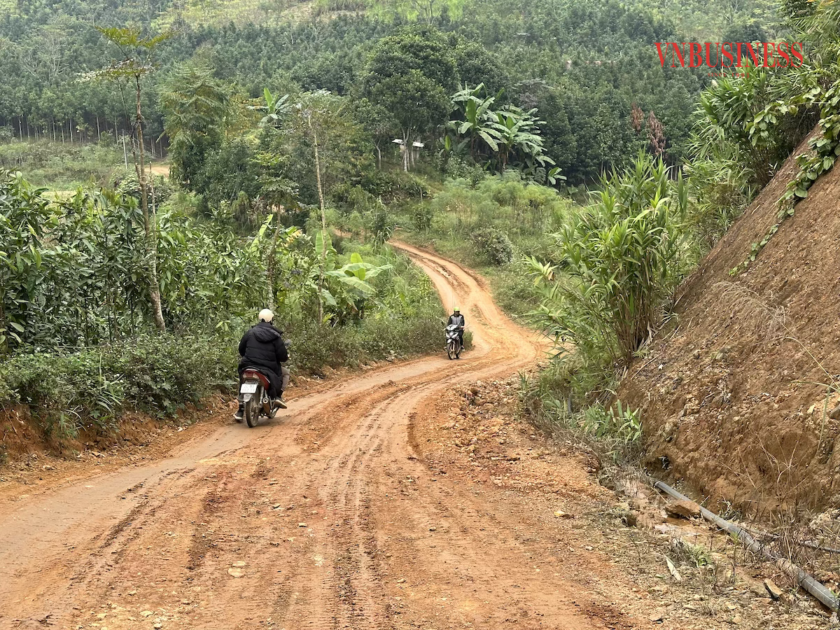 Khoảng 500 m đường đất, dốc xuất hiện khi bản đồ chỉ còn 5 km tới làng Nủ.