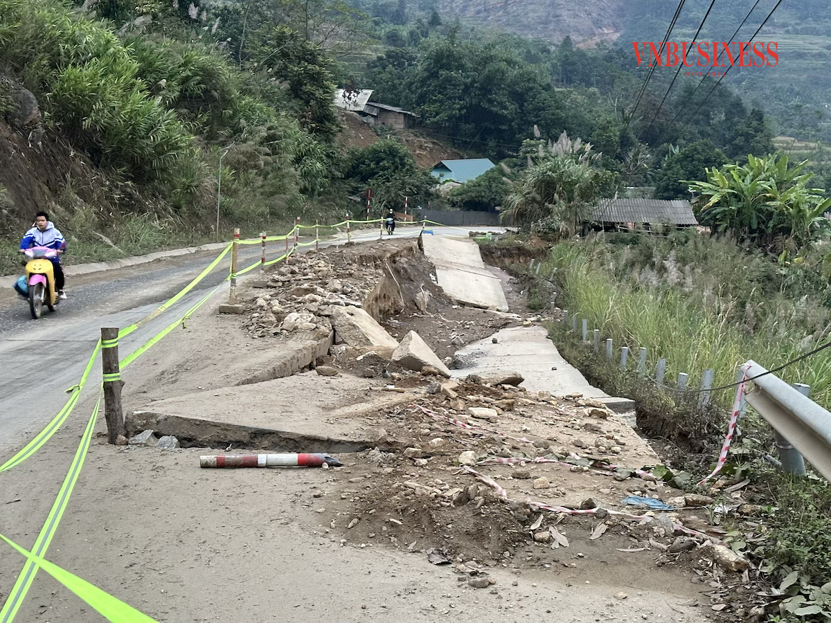 Những điểm sụt lún trên đường Thị trấn Phố Ràng về làng Nủ.