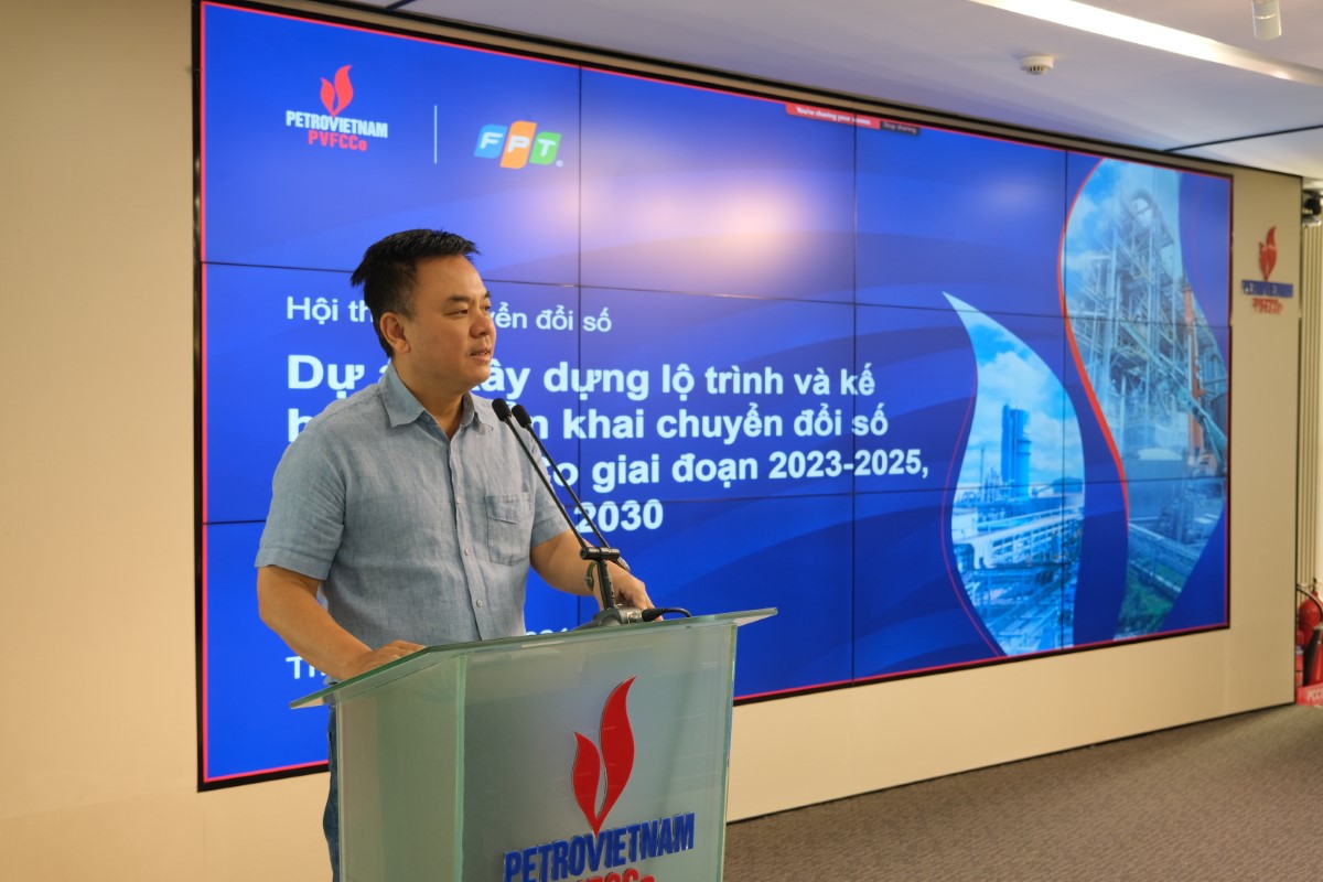 Đồng chí Nguyễn Xuân Hòa - Bí thư Đảng ủy, Chủ tịch HĐQT, Trưởng ban chỉ đạo Chuyển đổi số PVFCCo phát biểu tại Hội thảo xây dựng lộ trình và kế hoạch triển khai chuyển đổi số.