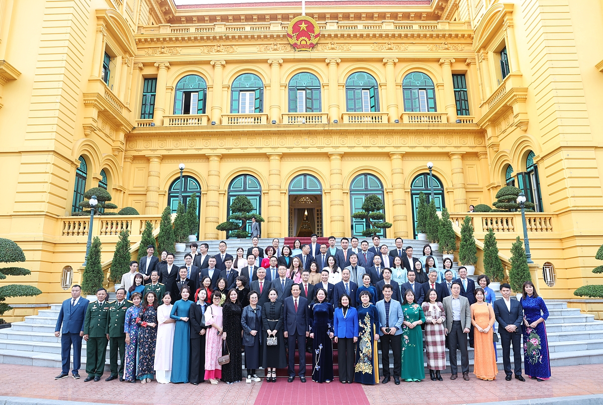 Các đại biểu chụp hình lưu niệm tại Phủ Chủ tịch.