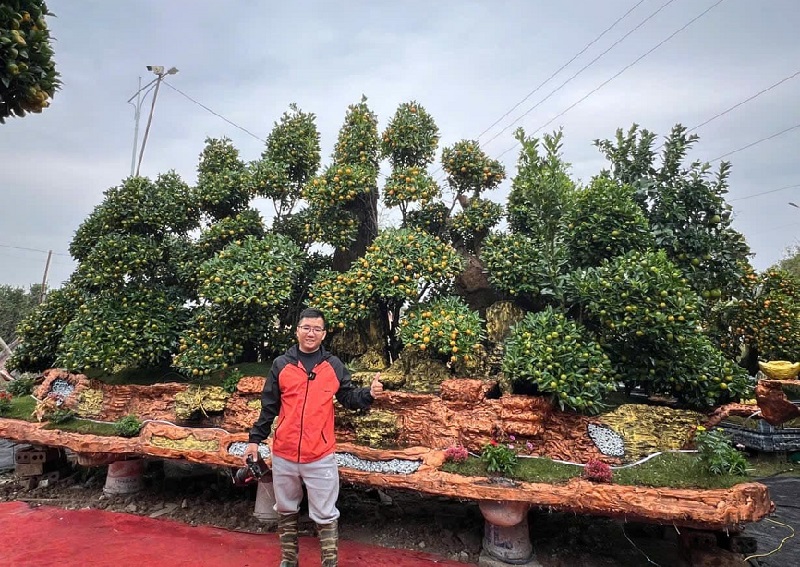 Anh Đôi bên chậu cảnh đang được tạo hình tiểu cảnh độc đáo.