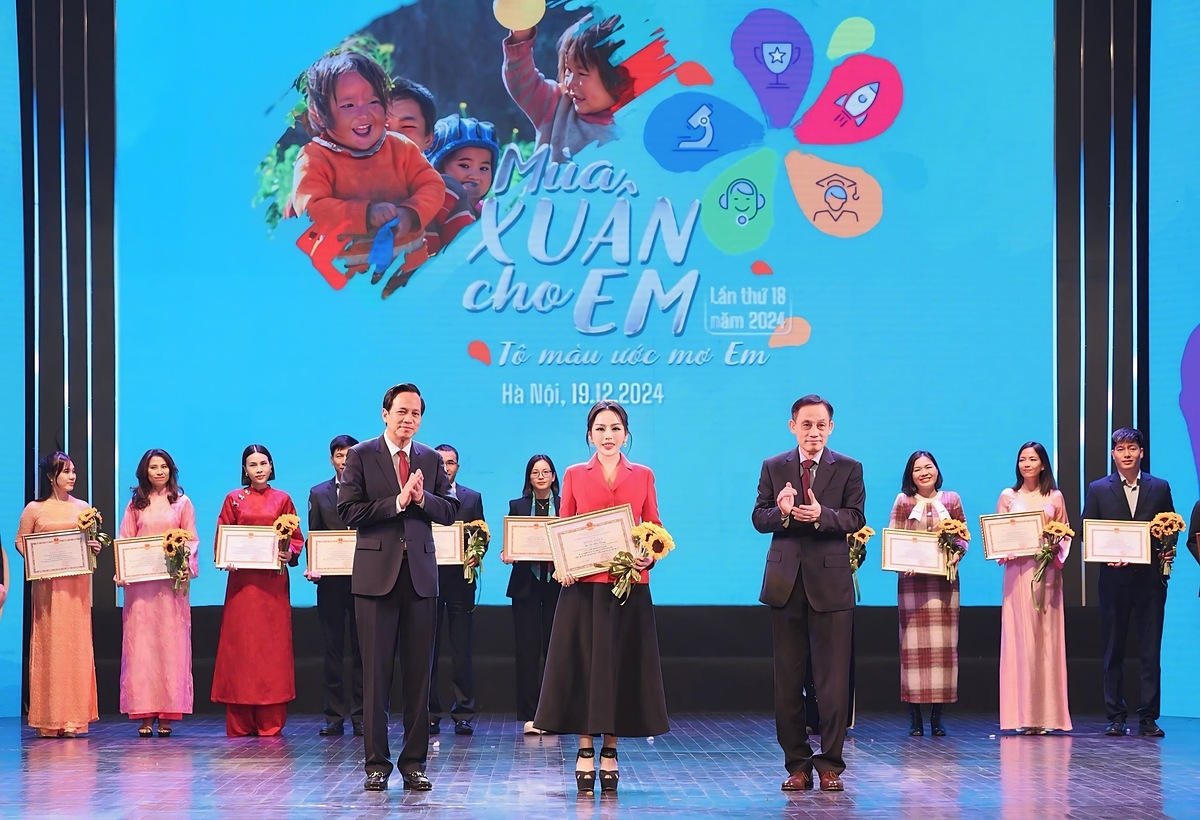 Bà Lê Nữ Thùy Dương – Phó Chủ tịch Tập đoàn KN Holdings đã vinh dự đón nhận bằng khen từ Bộ trưởng Bộ Lao động – Thương binh và Xã hội vì đã có thành tích xuất sắc trong công tác bảo vệ, chăm sóc trẻ em.