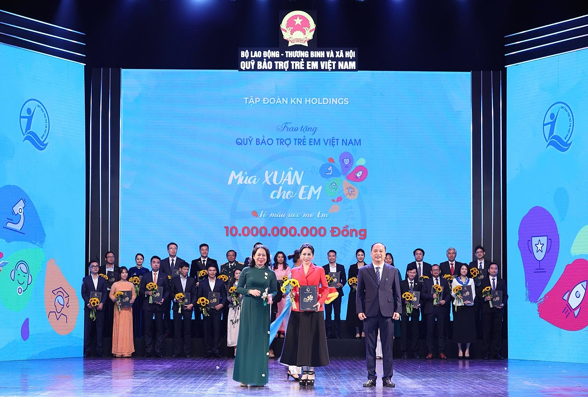 Bà Võ Thị Ánh Xuân, Ủy viên Trung ương Đảng, Phó Chủ tịch nước trao thư cảm ơn đến bà Lê Nữ Thùy Dương – Phó Chủ tịch Tập đoàn KN Holdings.