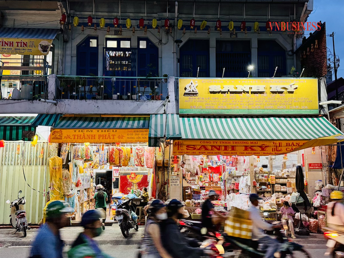 Phố lồng đèn Lương Như Học, quận 5, TP HCM.