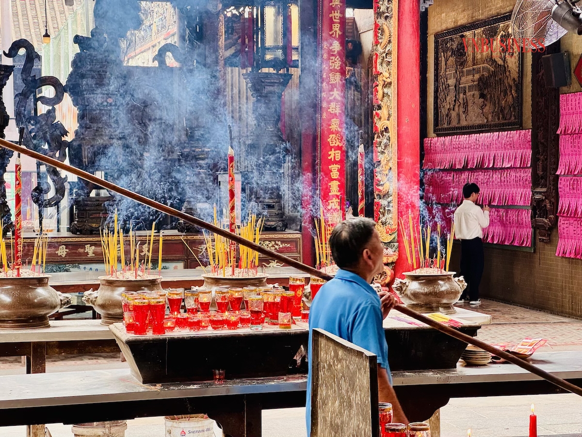 Chùa Bà Thiên Hậu nổi tiếng linh thiêng nên hầu như luôn tấp nập khách thập phương.