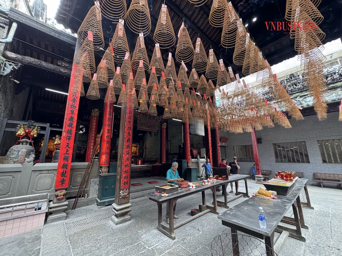 Hương vòng, nhang khổng lồ là nét đặc trưng khi tới các công trình tâm linh của người Hoa.